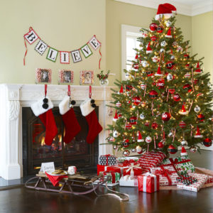square-54ff94bb38464-ghk-1212-christmas-tree-red-decorations-s2-1