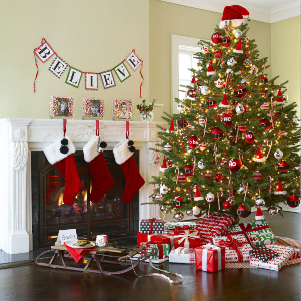square-54ff94bb38464-ghk-1212-christmas-tree-red-decorations-s2-1